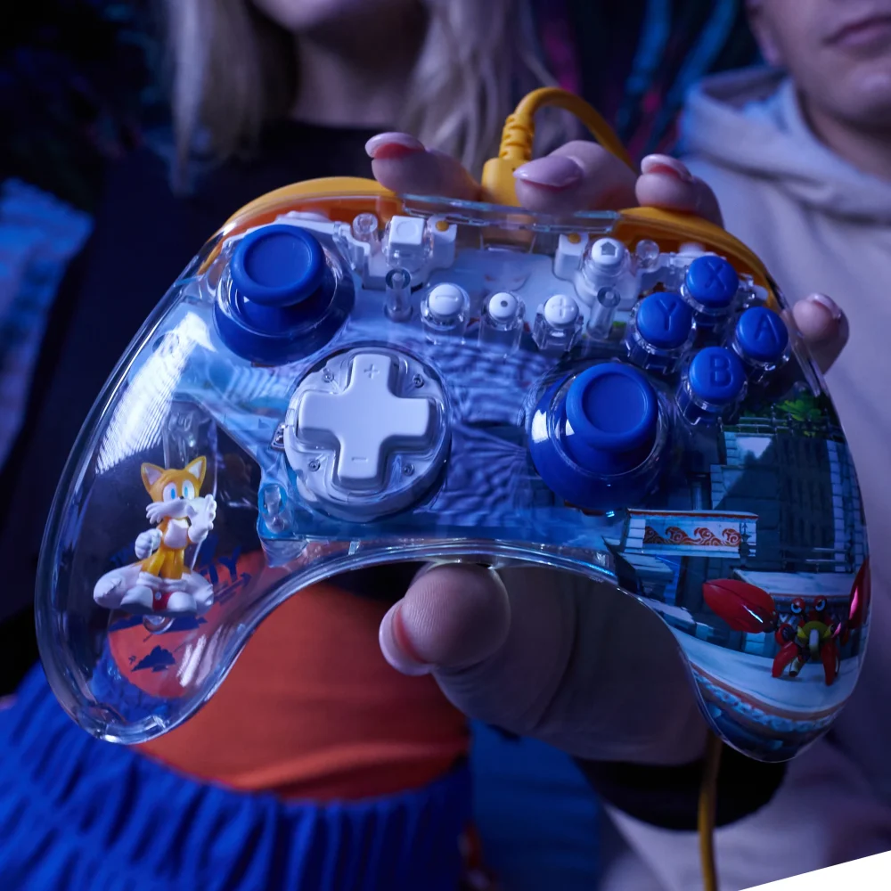 500-221-TAI_KNUNSWREALMzWirelessControllerSonicKnuckles_Front_8